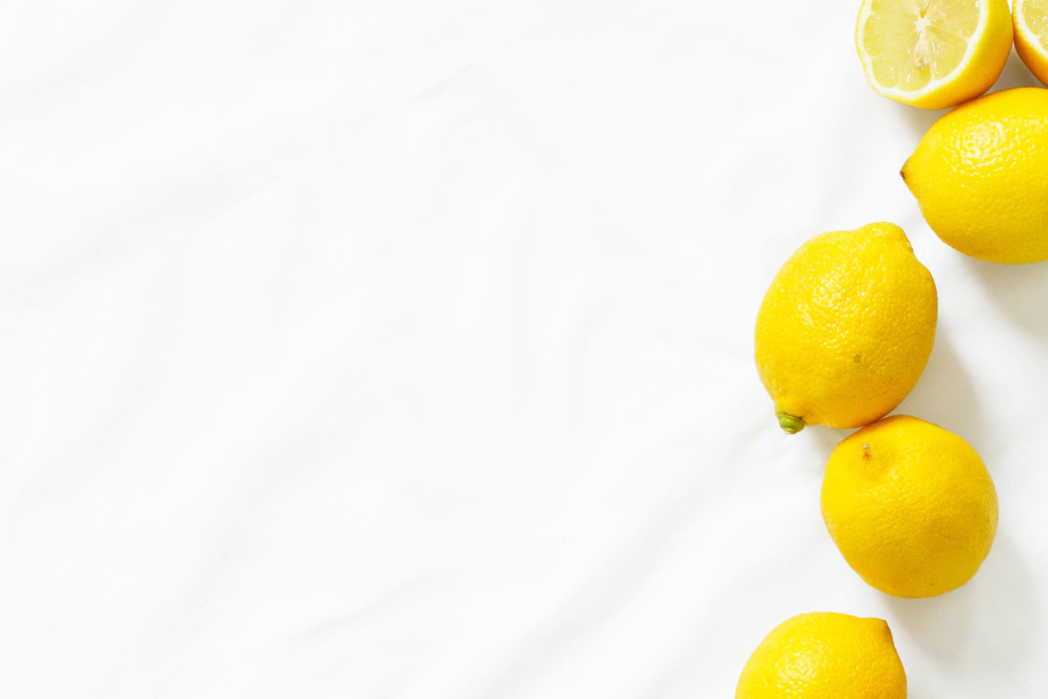 Tuoreet sitruunat pöydällä