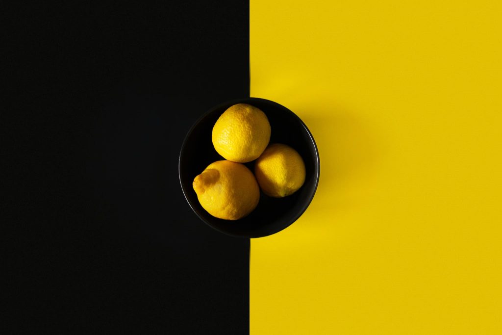 Sitruunat mustalla levyllä